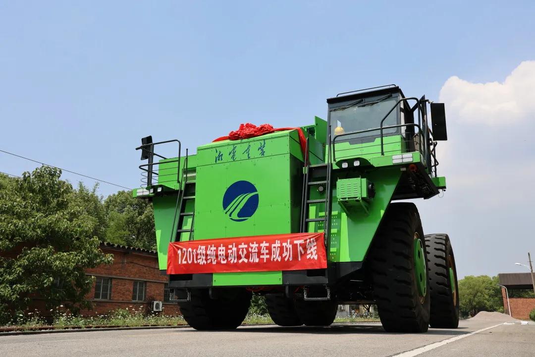湘電集團世界首臺套120t級純電動(dòng)交流傳動(dòng)礦用電動(dòng)輪自卸車(chē)成功下線(xiàn).jpg 湘電集團世界首臺套120t級純電動(dòng)交流傳動(dòng)礦用電動(dòng)輪自卸車(chē)成功下線(xiàn).jpg