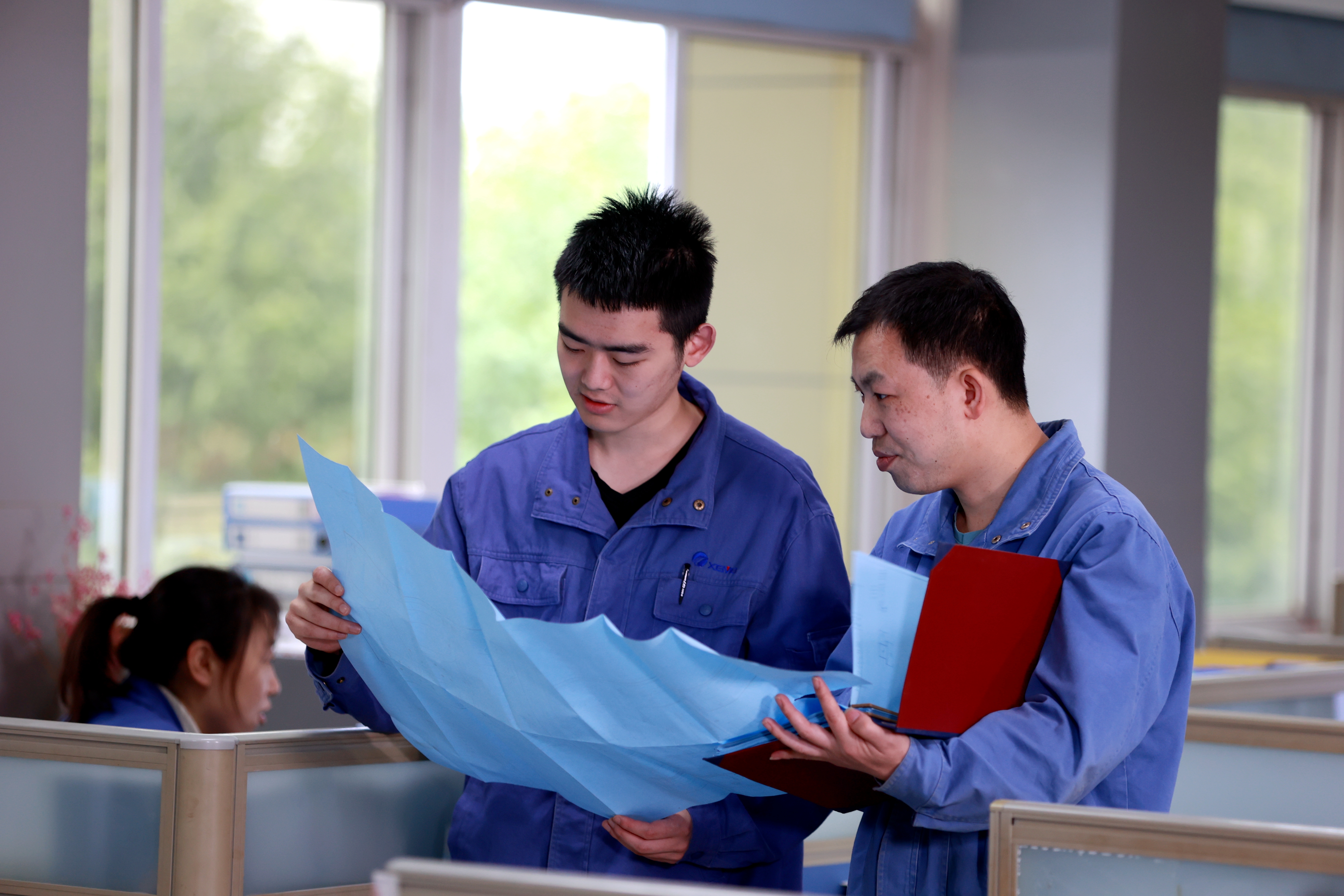 湘電研究院技術(shù)人員討論.jpg 湘電研究院技術(shù)人員討論.jpg