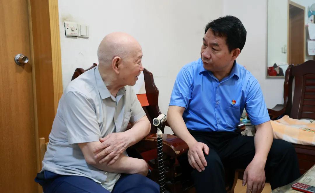 湘電集團開(kāi)展“工會(huì )進(jìn)萬(wàn)家”調研走訪(fǎng)慰問(wèn)活動(dòng).jpg 湘電集團開(kāi)展“工會(huì )進(jìn)萬(wàn)家”調研走訪(fǎng)慰問(wèn)活動(dòng).jpg