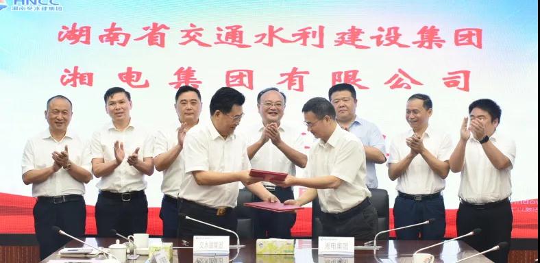 湘電集團與交水建集團簽署戰略合作協(xié)議.jpg